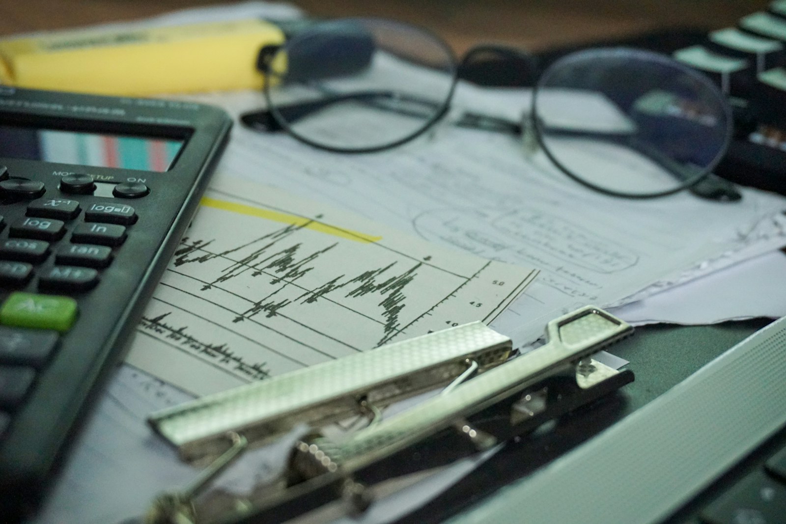 Equipe realizando atividades de escrituração fiscal e contábil